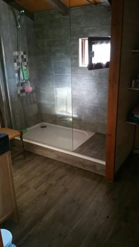 Grande salle d'eau avec douche à l'italienne , sèche-serviettes et fenêtre