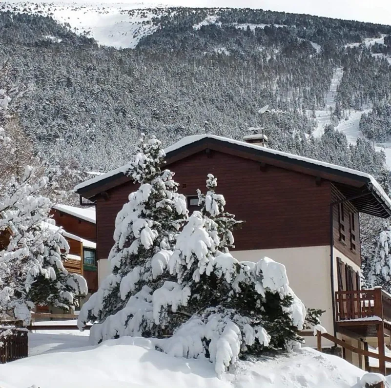 Chalet avec la vue des pistes en arrière-plan