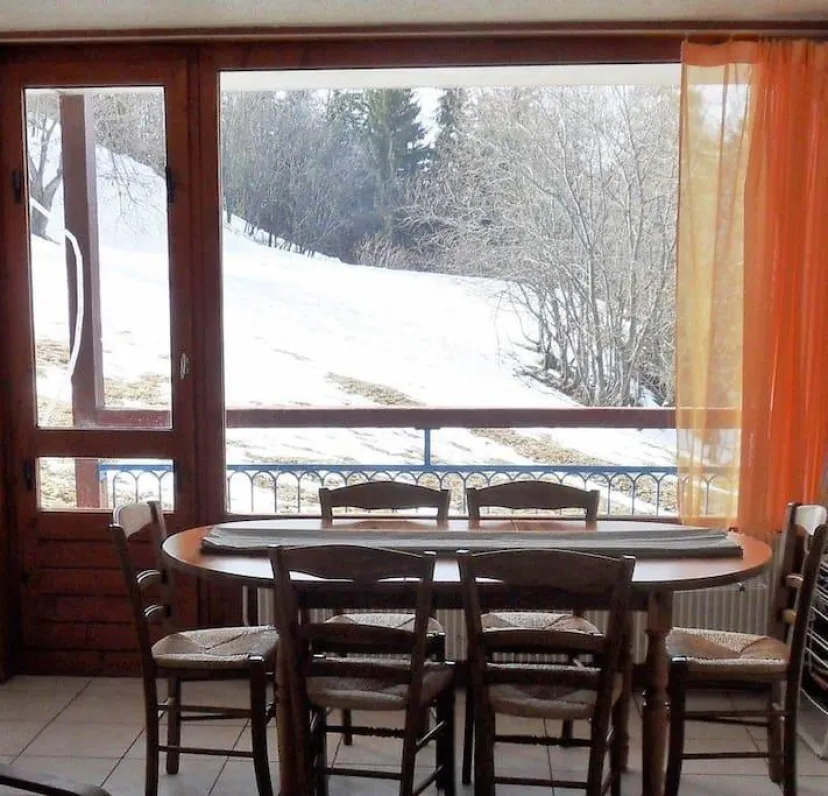 Salon avec accès direct au champ de neige