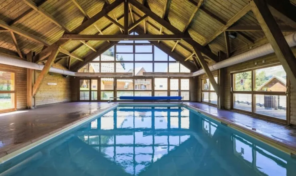 9 couchages, les flocons du soleil près des pistes, accès piscine, wifi, netflix inclus