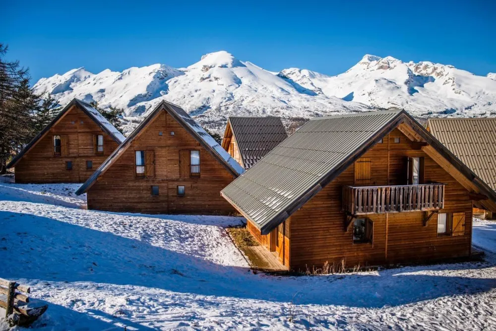 9 couchages, les flocons du soleil près des pistes, accès piscine, wifi, netflix inclus