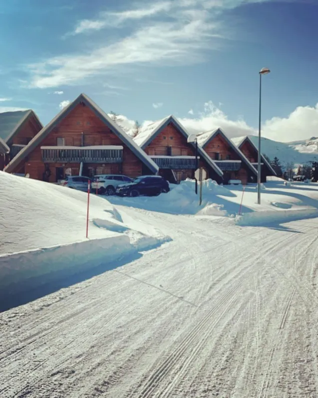 9 couchages, les flocons du soleil près des pistes, accès piscine, wifi, netflix inclus