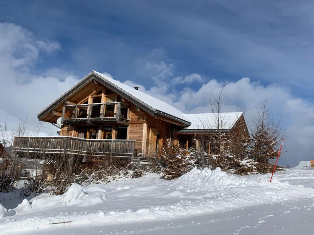 Possibilité de garer 3 à 4 voitures devant le chalet 