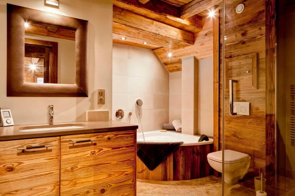 Grande salle de bain familiale avec baignoire et douche