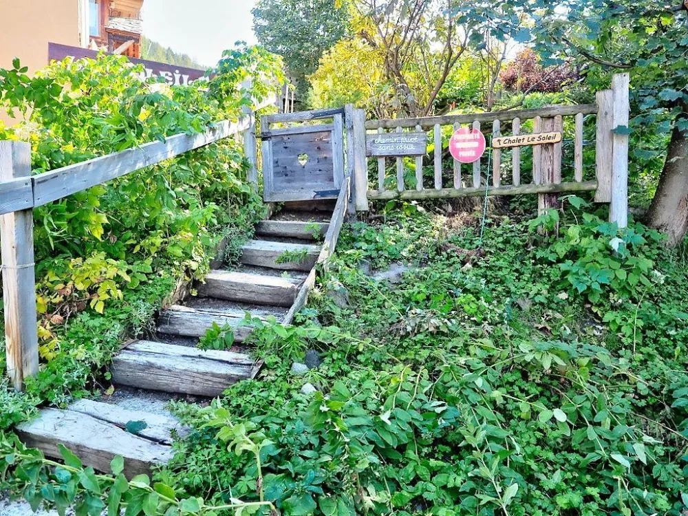 Marches à l'entrée du chalet.