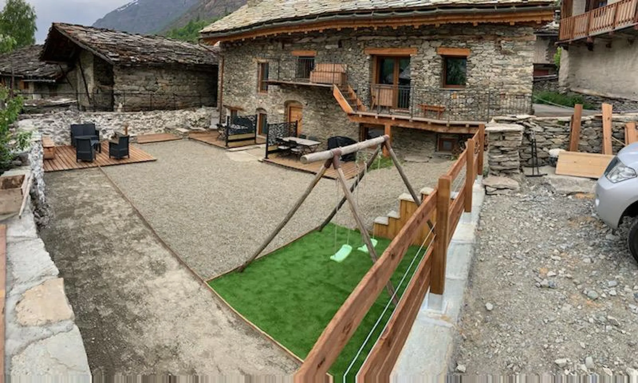 cour privée au chalet avec terrain de boules , balançoire, salon de jardin plancha...