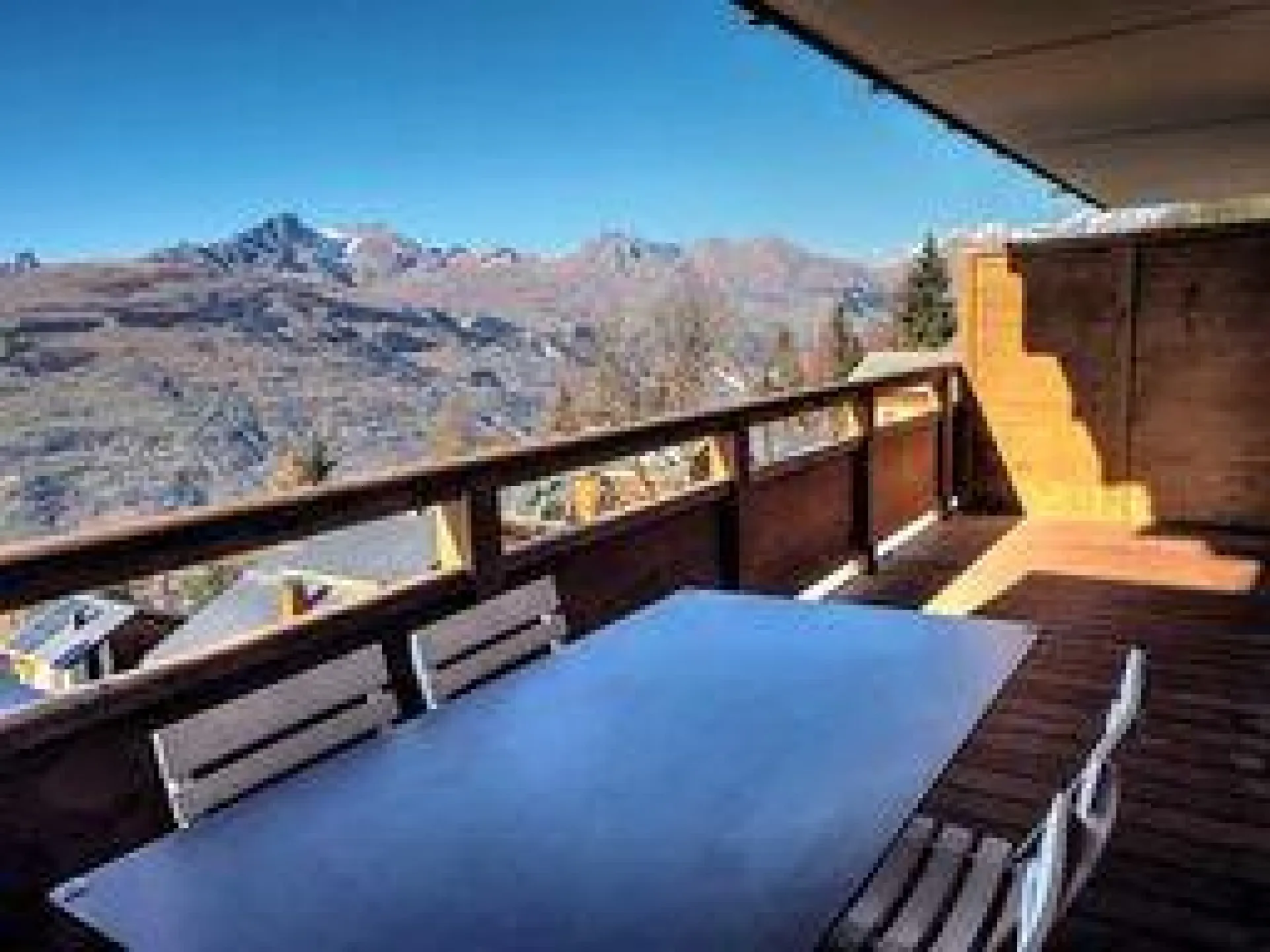Vue depuis le balcon avec table