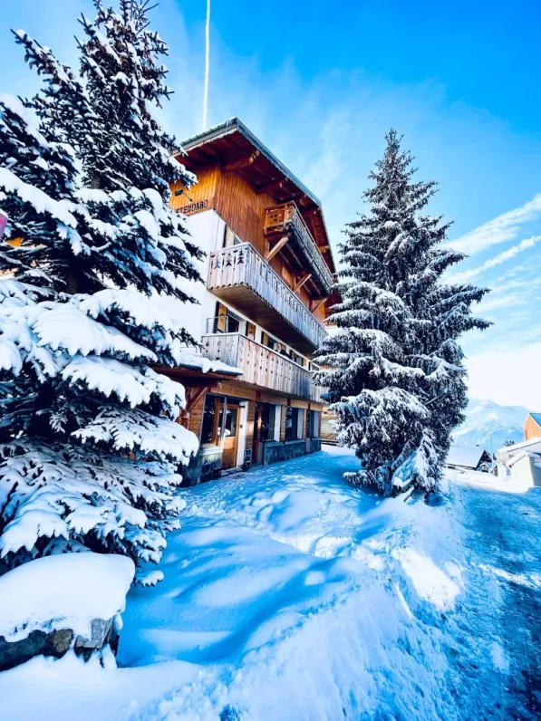Chalet alpe d'huez à 1850 m 8 p- 3 chambres-3 salle d'eau-local à ski