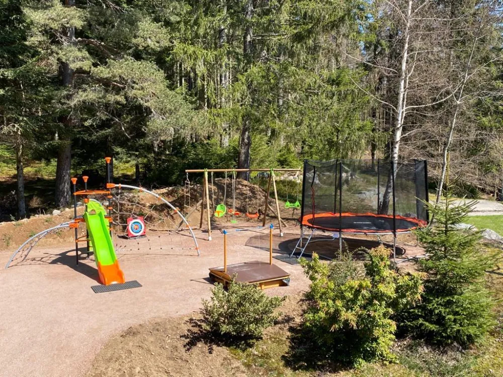 Aire de jeux avec trampoline, balançoire, bac à sable, toboggan, tir à l arc