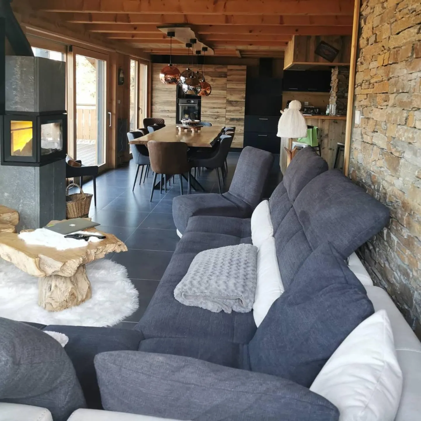 Vue d ensemble sur le salon, salle à manger et cuisine américaine 
