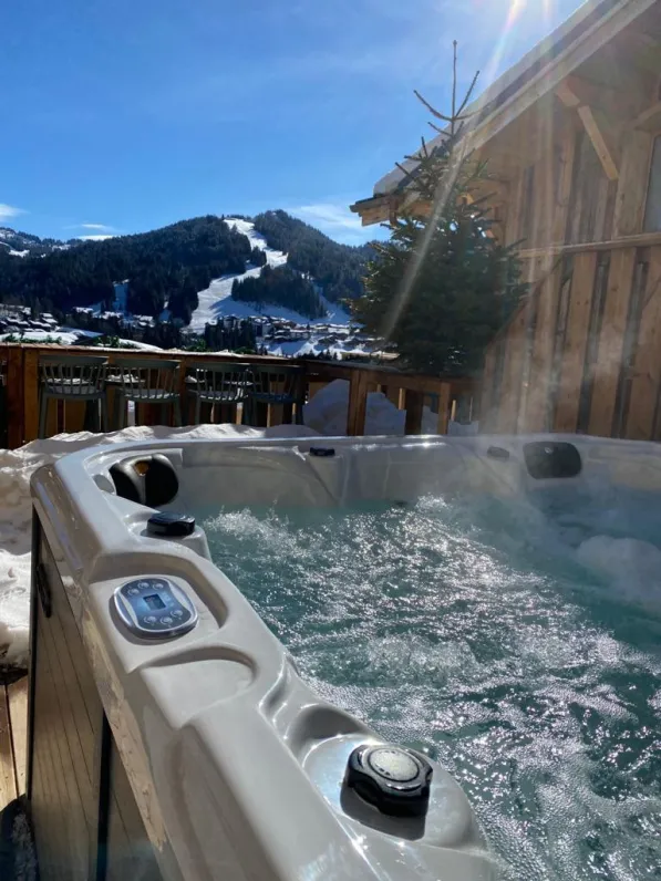 Jacuzzi 8 places exposé Sud et vue montagne