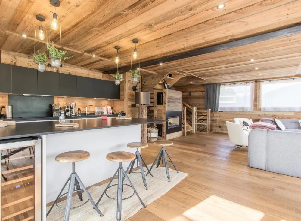 Cuisine équipée , composée de 2 réfrigérateurs et congélateurs, four, four à micro ondes, cave à vin, machines à café, bouilloire. Un espace laverie se trouve au niveau -1 composé d'un lave linge, sèche linge et matériel de repassage