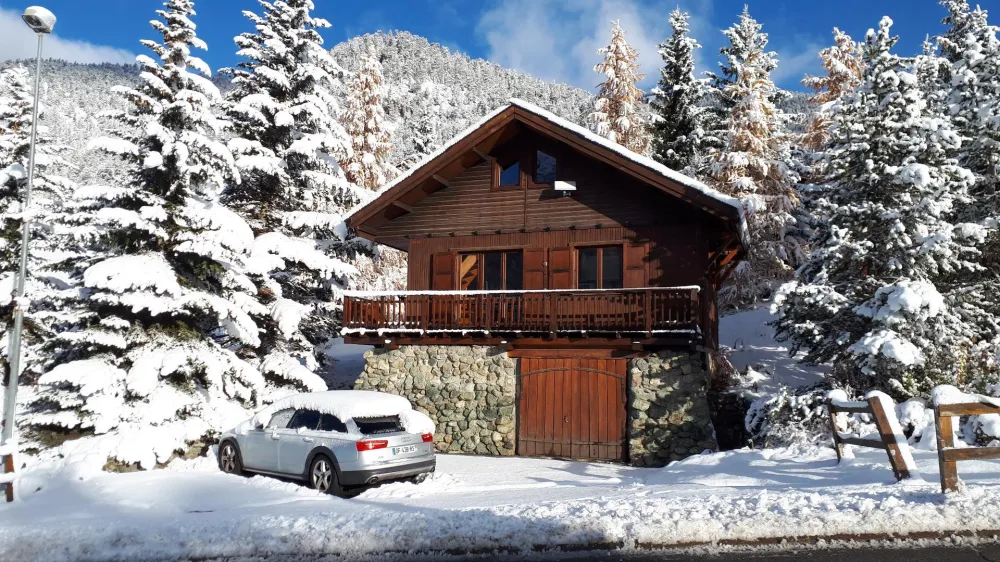 Front view of the chalet, nestled in the trees, benefiting from 3 private parking spaces