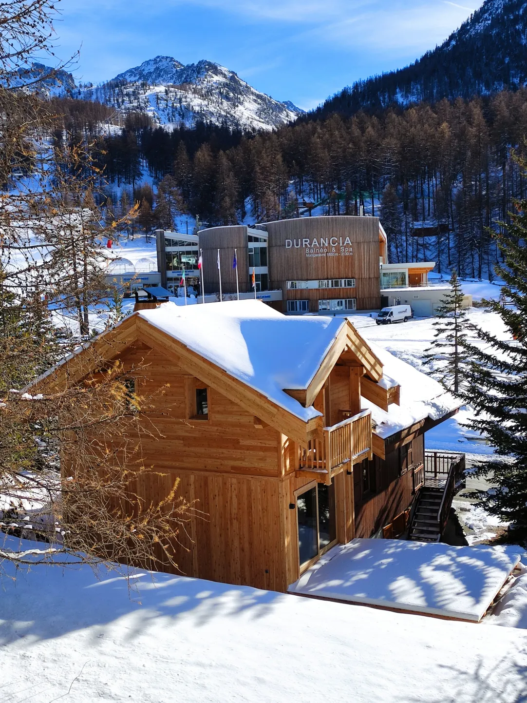 Back view of the chalet with a beautiful terrace overlooking the garden. In front off the balneo & spa center Durancia and direct access to the slopes