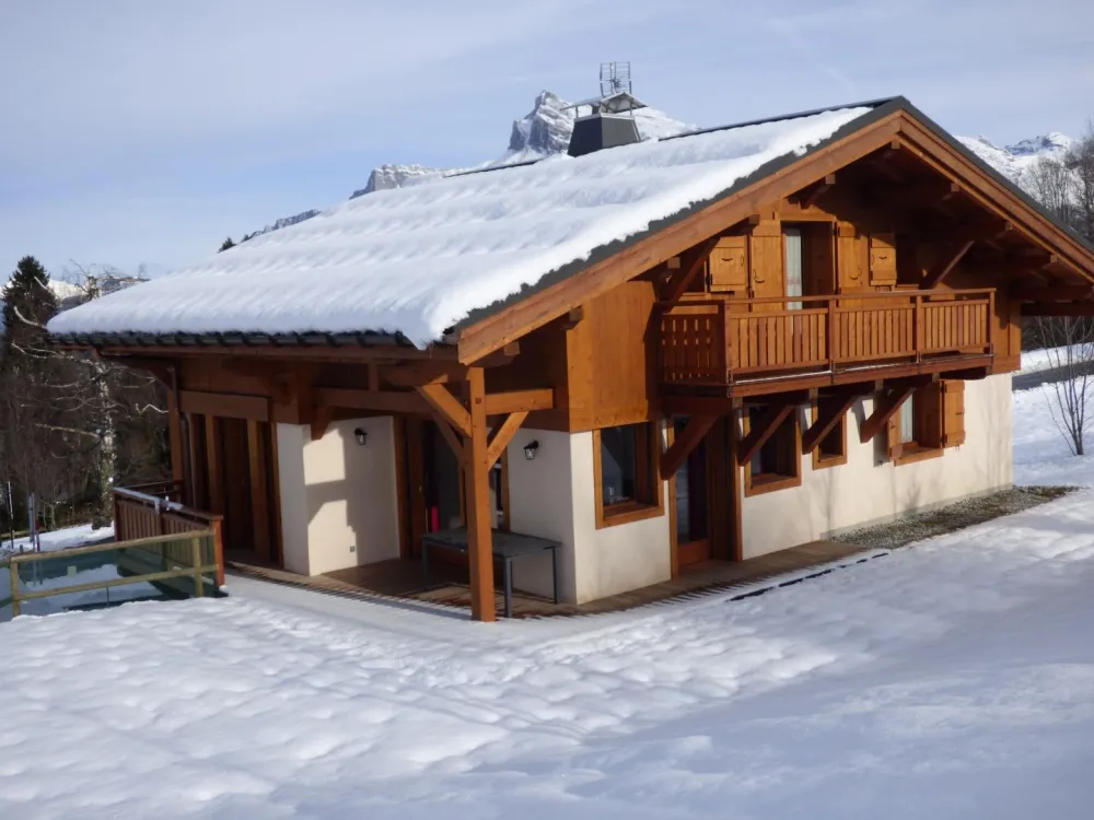Le chalet sous son manteau blanc