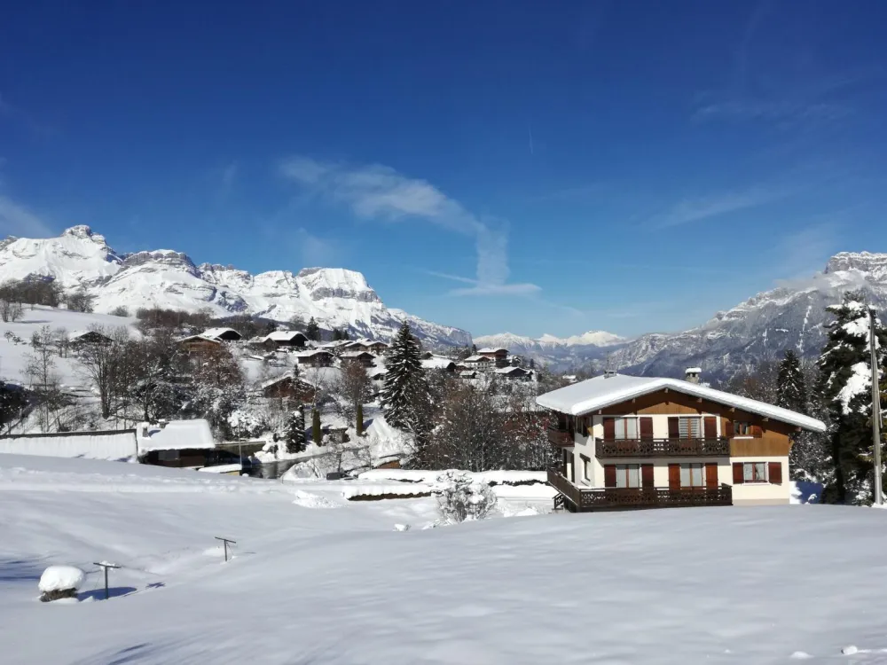 In the background, view of the Chaine des Aravis mountain