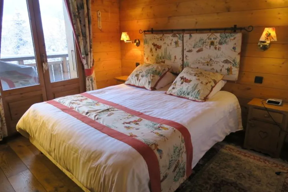 Suite parentale avec salle de bain et balcon privatif.