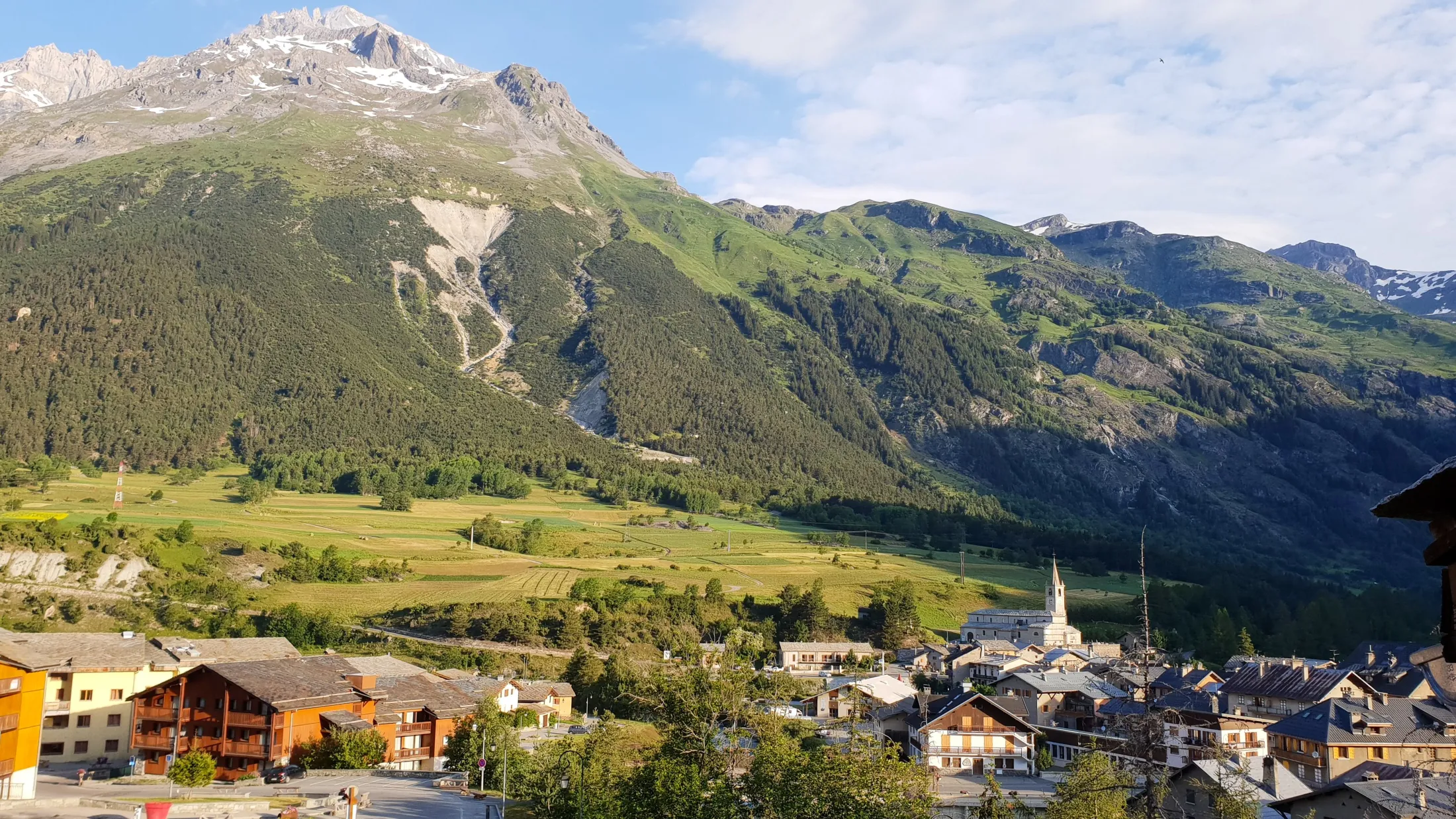Vue du balcon et du salon sur la Dent de Parrachée