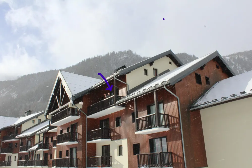 Vue extérieur du chalet (personne au dessus)