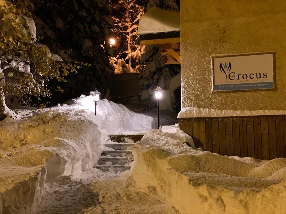 entrée privée avec places de parking réservées pour 6 voitures