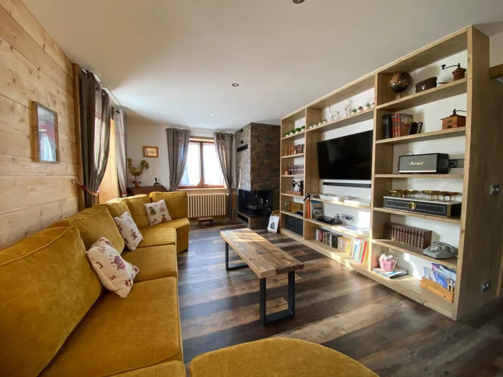espace cheminée avec écran plat 