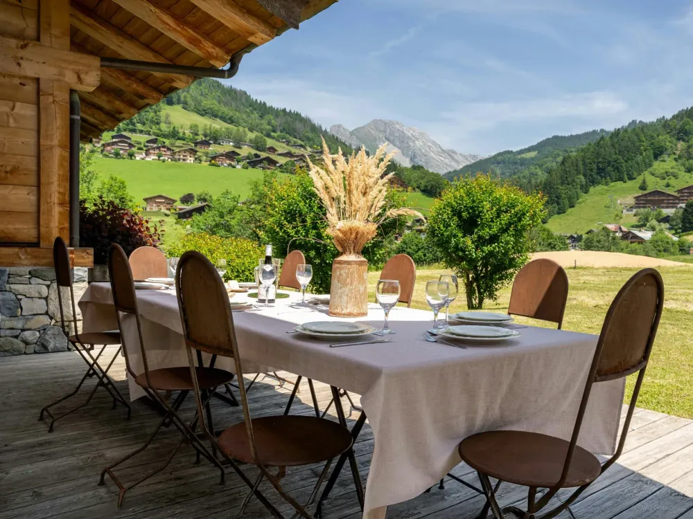 Table extérieur avec vue