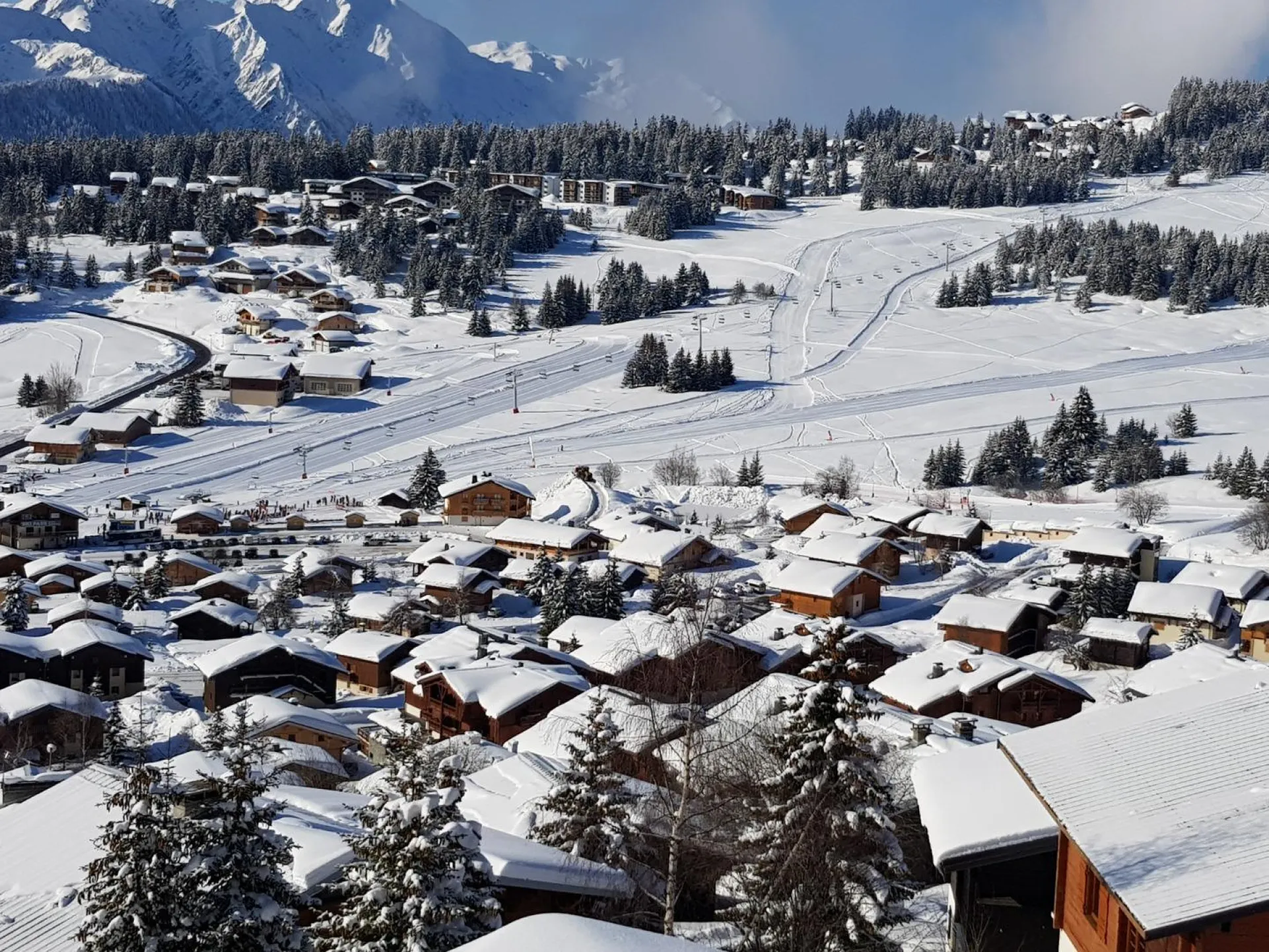 vue du balcon sur les  pistes des Carrets