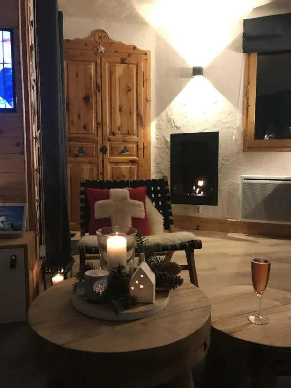Salon ( armoire avec raclette/pierrade / fondue / croque monsieur / crêpe party + cheminée bio-éthanol)