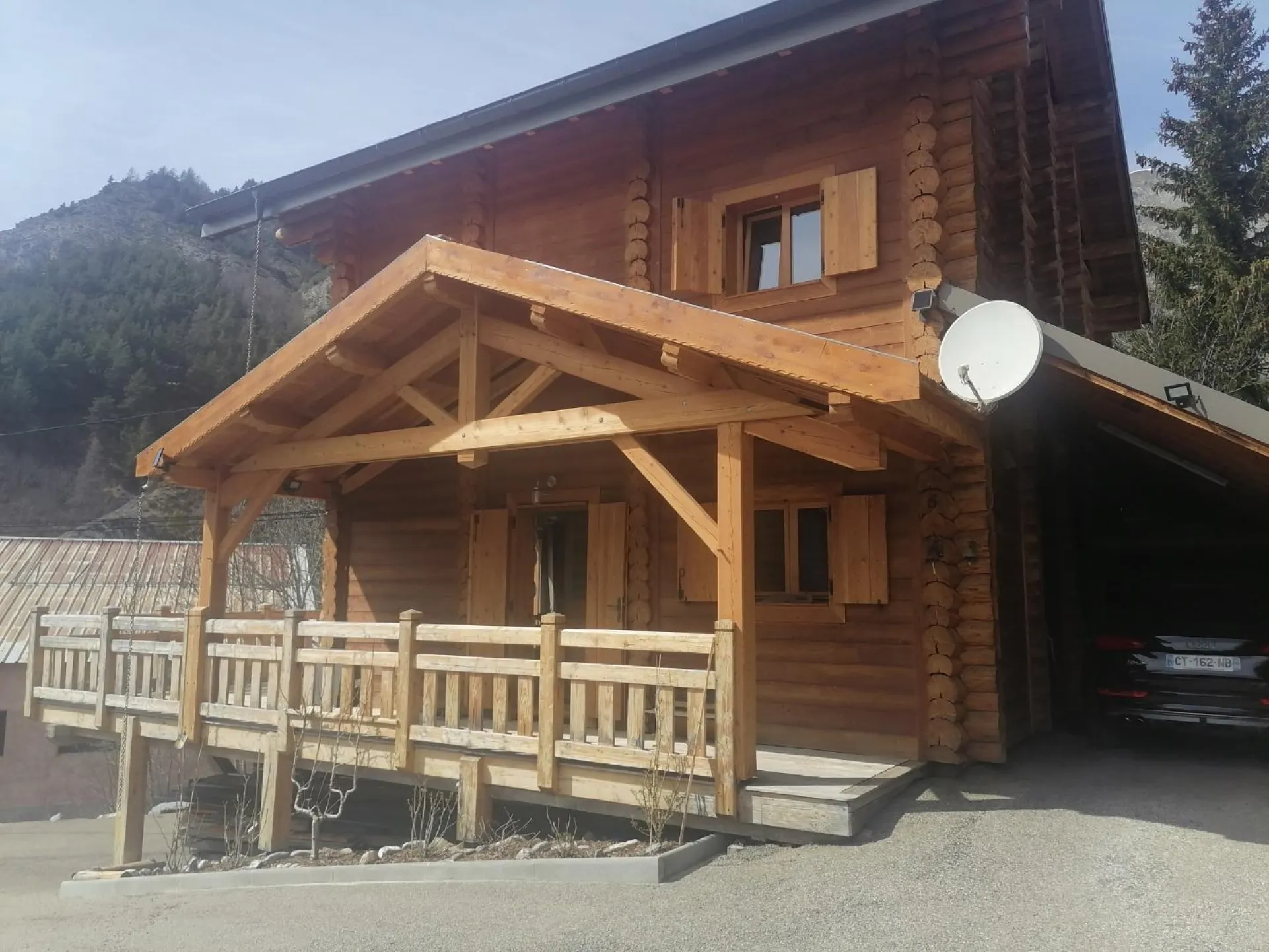 Vue de côté du chalet , expo sud