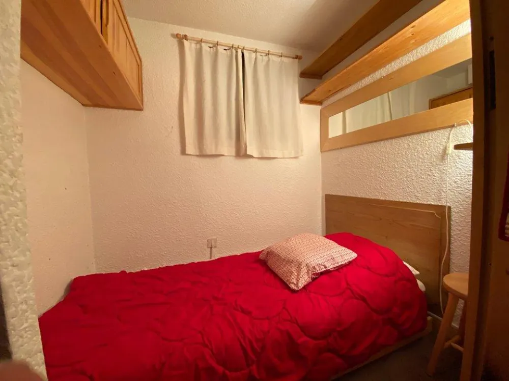 Small room with single bed, perfect for children