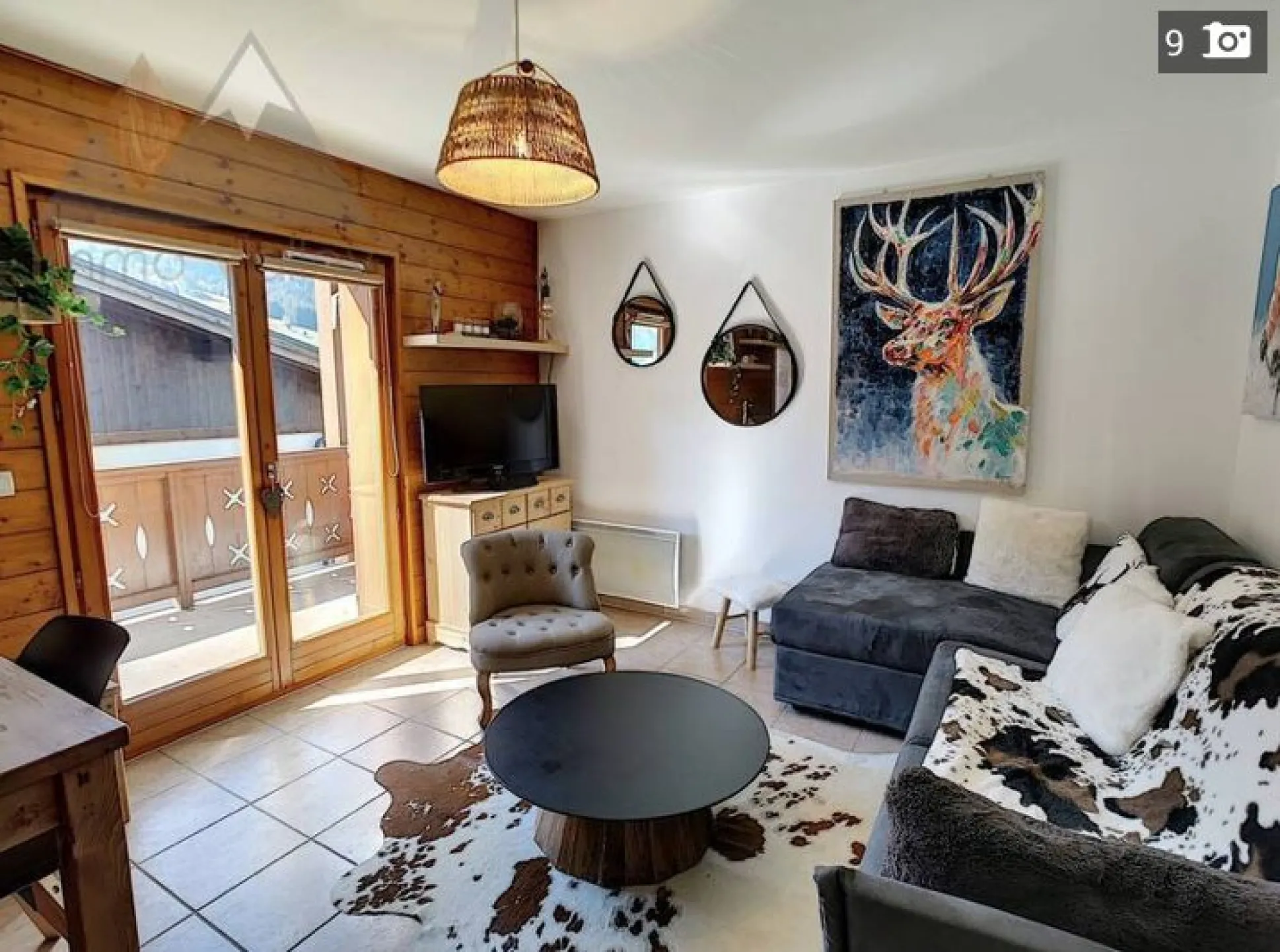 1 BALCON Vue sud avec une table et chaises