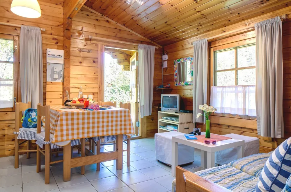 Séjour du chalet "Bleuet 4 personnes". TV, accès wi-fi, terrasse.