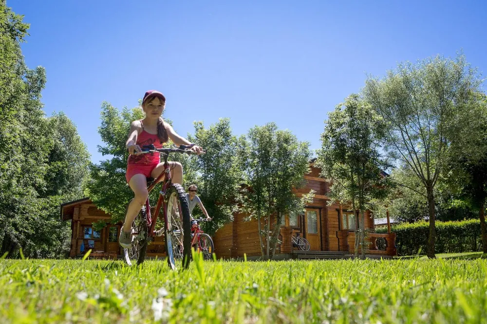 La Montagne Catalane, les Pyrénées aux 3 pays ! Idéalement situé, le camping L’Escapade sera parfait pour explorer la région et ses activités de pleine nature, entre Puigmal, Carlit et Bouillouses.
