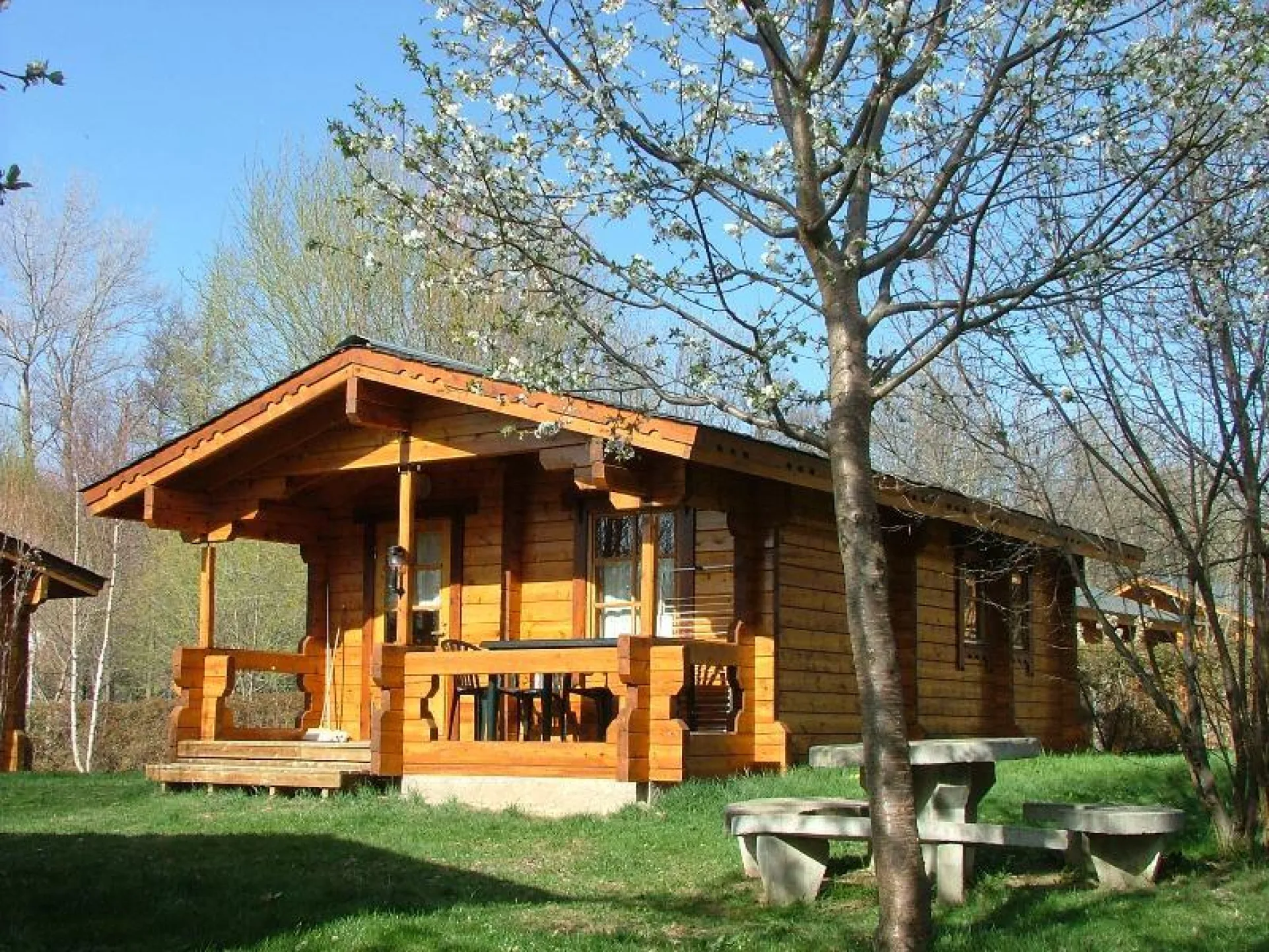 Habitat léger de loisirs modèle "Bleuet 4 personnes" au PRL L'Escapade, à Estavar. Découvrez une nouvelle façon de vivre le camping et passez vos vacances dans l’un de nos chalets en bois, parfaitement intégrés au paysage et à l’environnement.