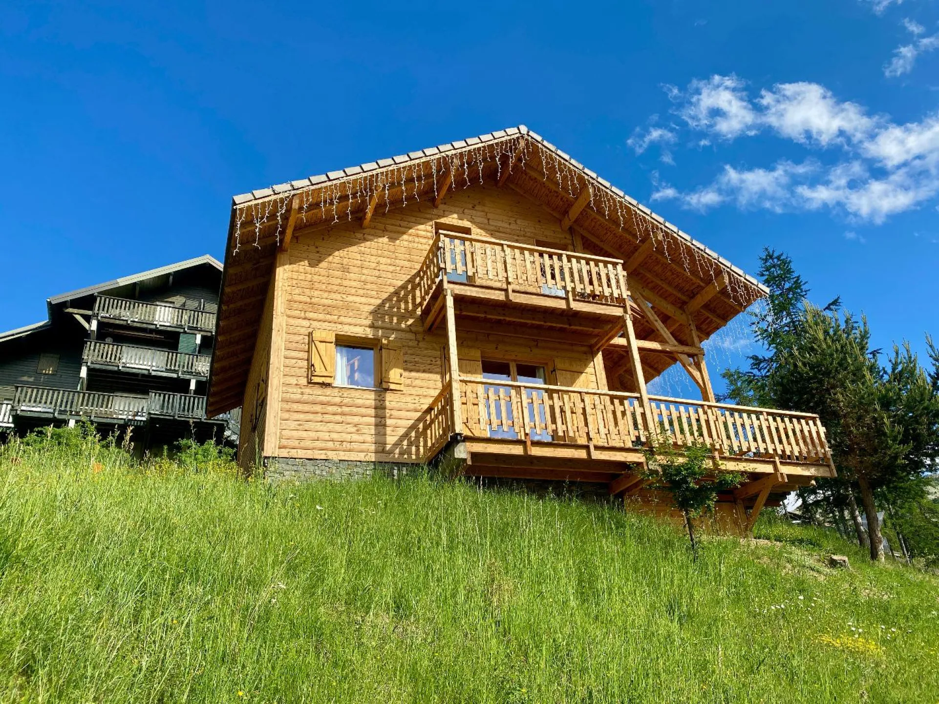 Chalet en été au départ des chemins de randonnée