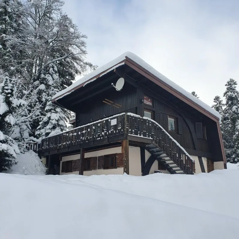 La piste de ski est juste derrière le chalet