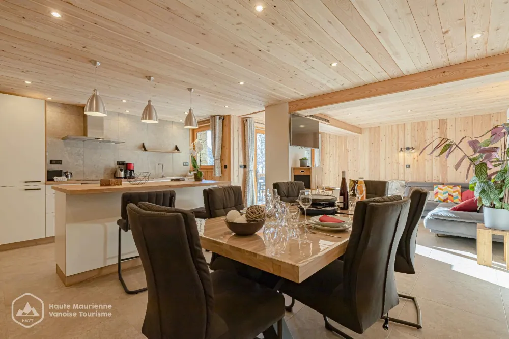 Vue d'ensemble de la grande pièce de vie de l'appartement "Vallonnet".