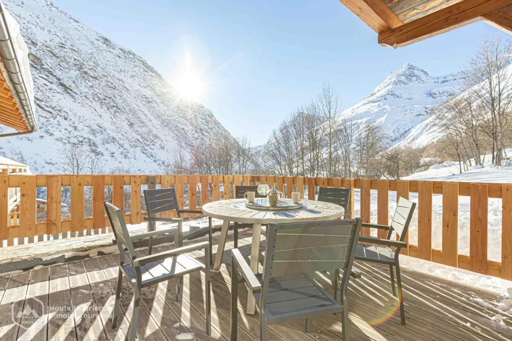 La grande terrasse de l'appartement "Vallonnet" : un espace tout confort avec tables, chaises, bains de soleil, éclairage le soir et même une prise extérieure pour une raclette ou une fondue au frais !