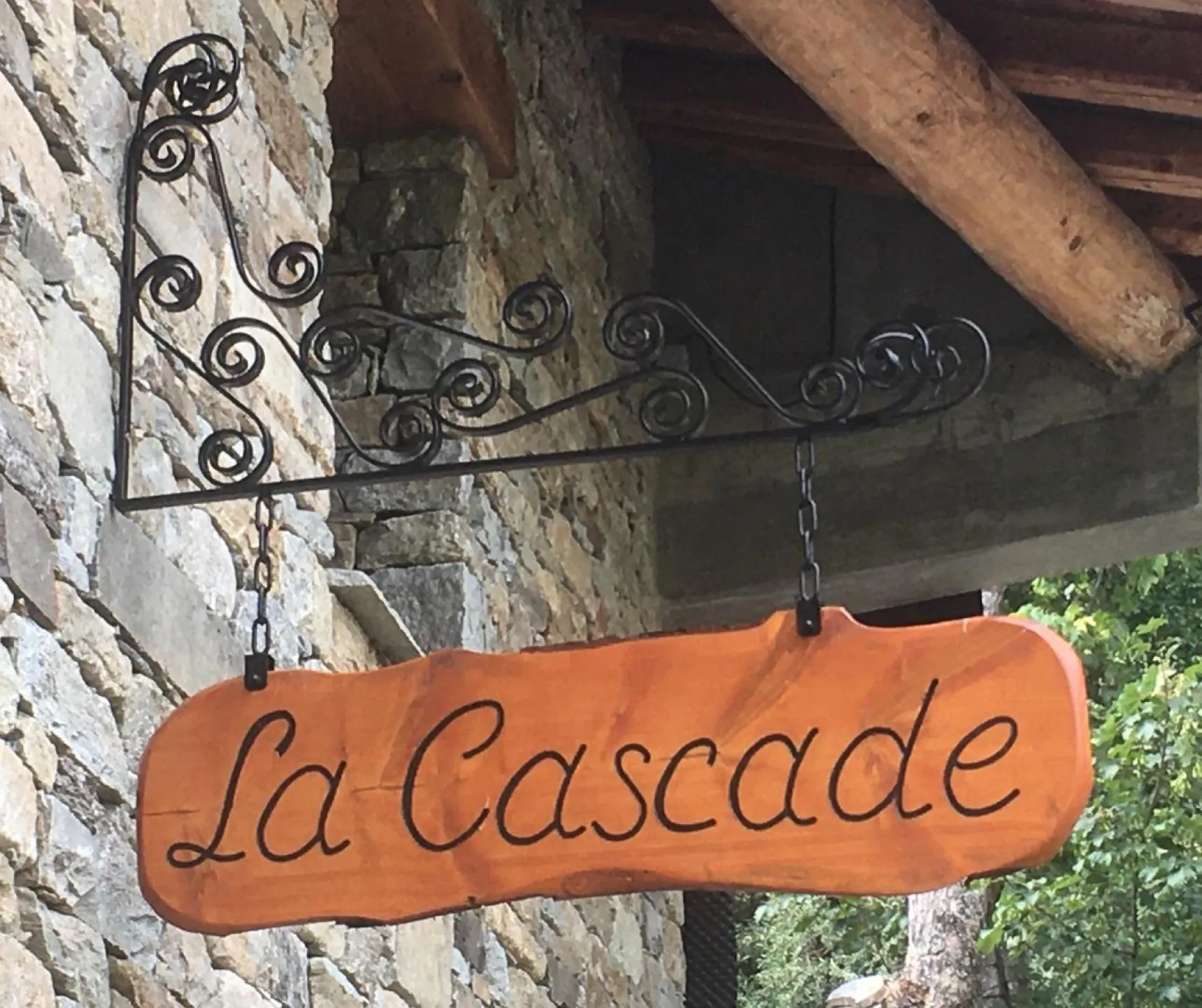 Le panneau du chalet, à l'entrée.