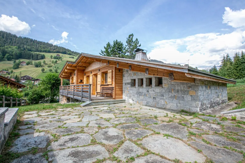 Chalet seen from the outside / Summer