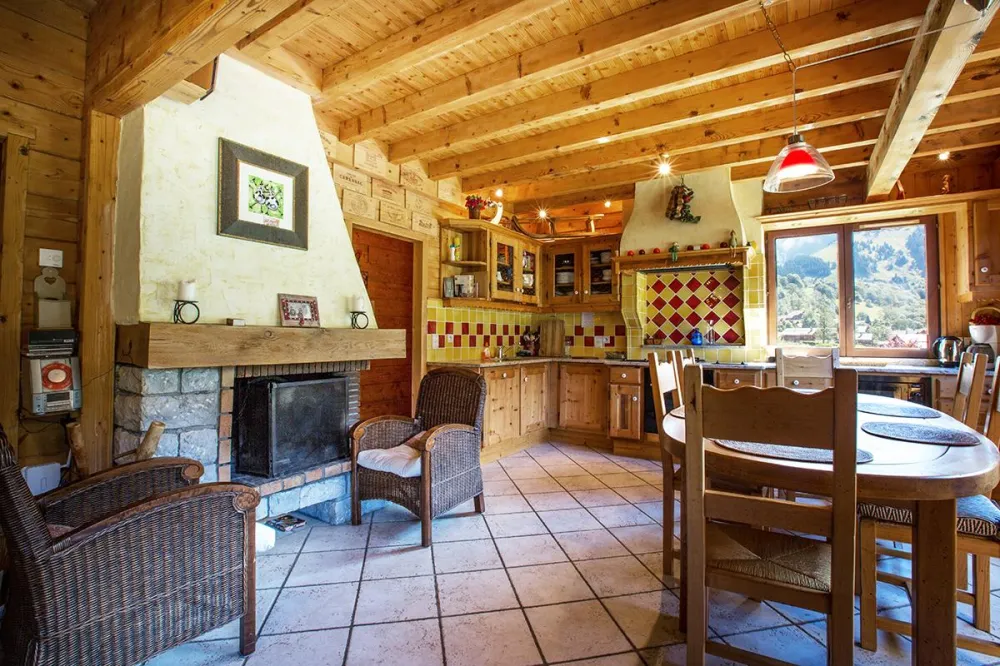 Dining area and equipped kitchen