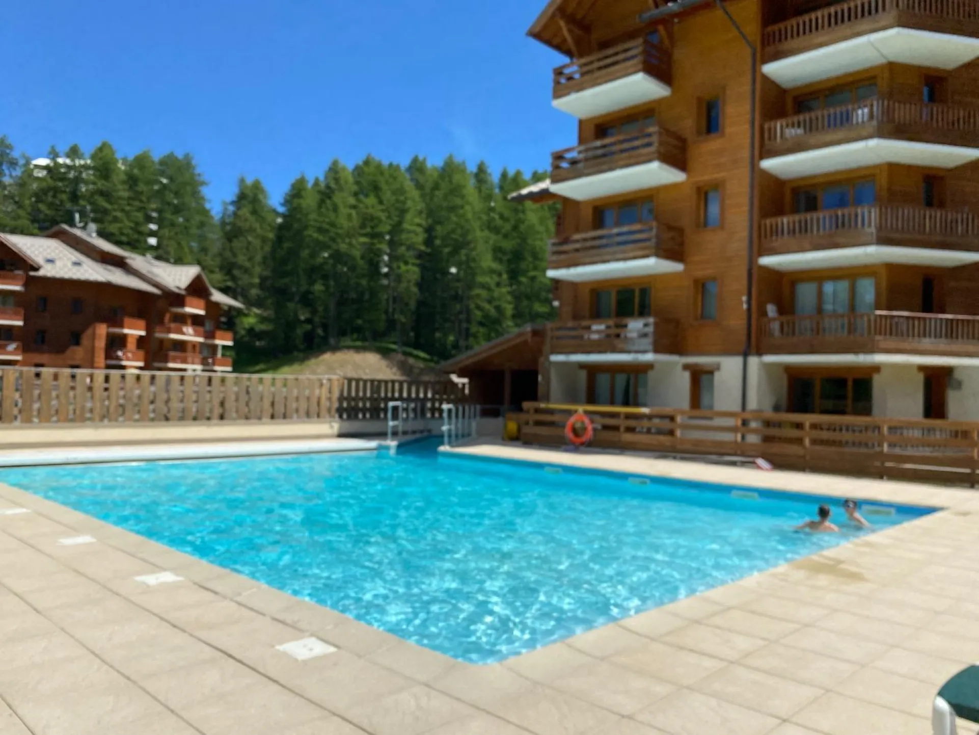 Résidence l'albane à vars skis aux pieds avec piscine extérieure chauffée