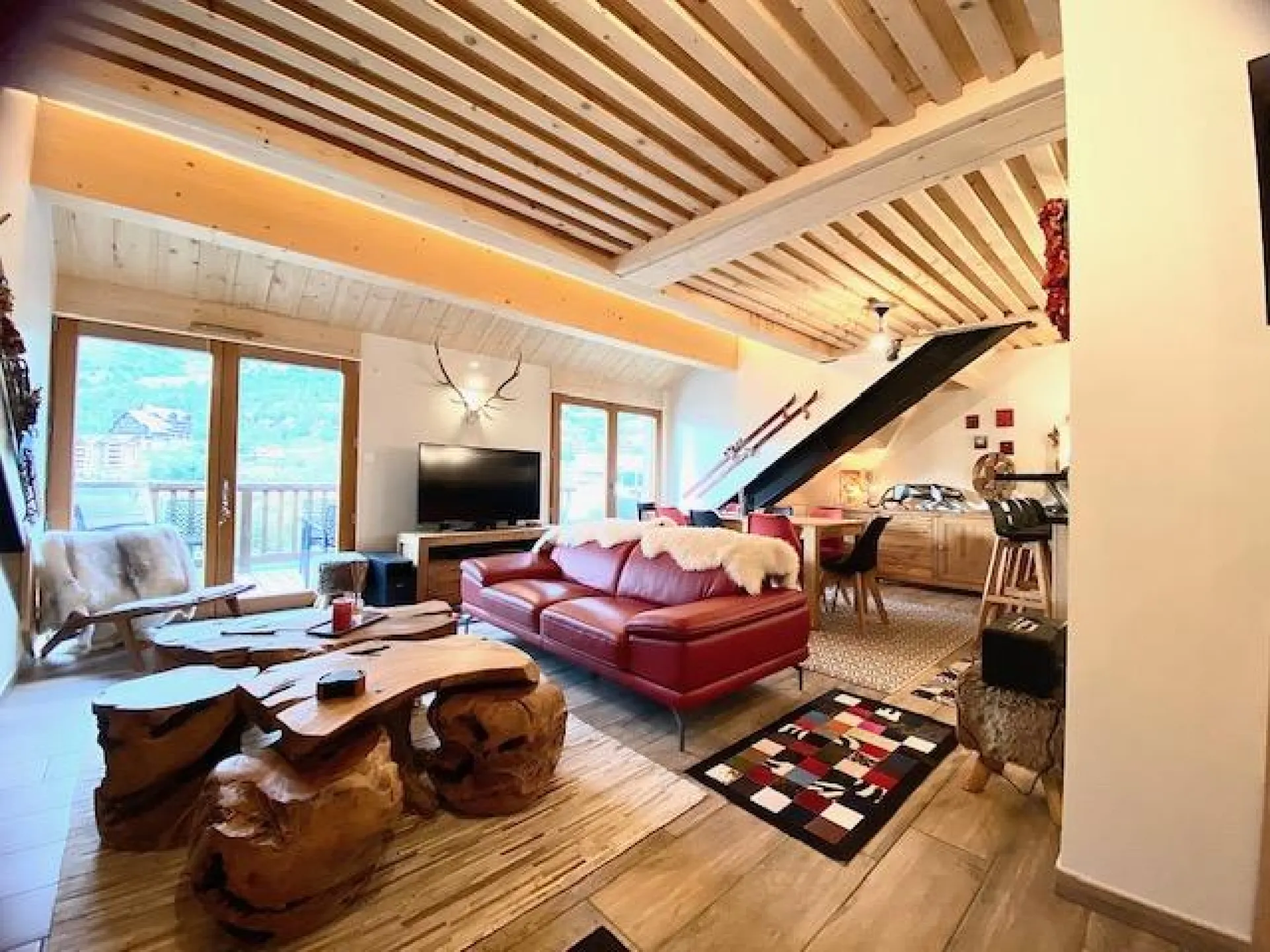 Cet appartement possède une vaste pièce principale ouverte sur une terrasse avec une vue imprenable sur le massif de la Lauzière