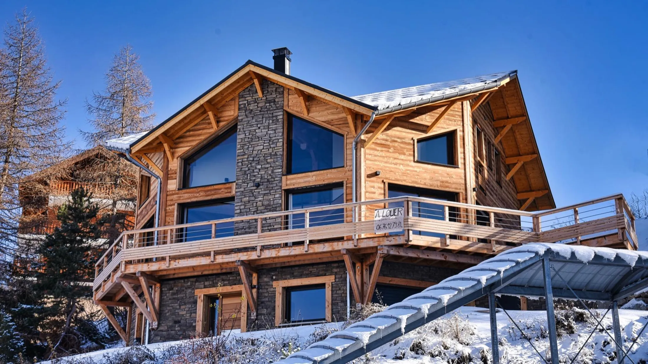 Chalet "La Belle Etoile" construit en matériaux traditionnels : Bois de Mélèze et Pierres