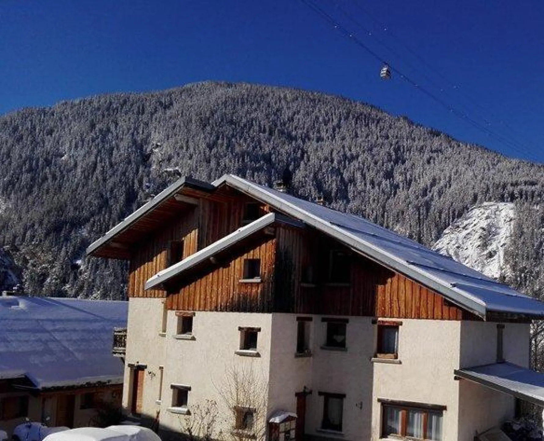 Le gîte Les Grangettes se situe au deuxième étage du chalet
