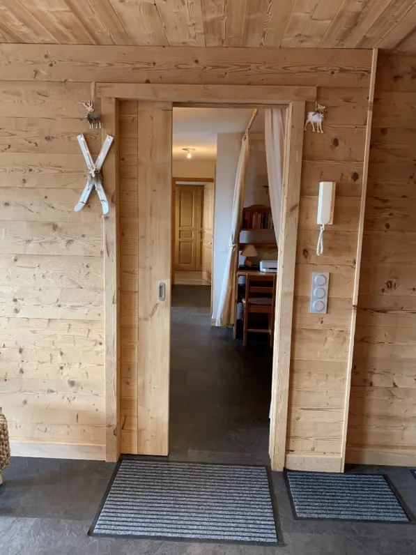 Partie nuit séparée par une porte coulissante