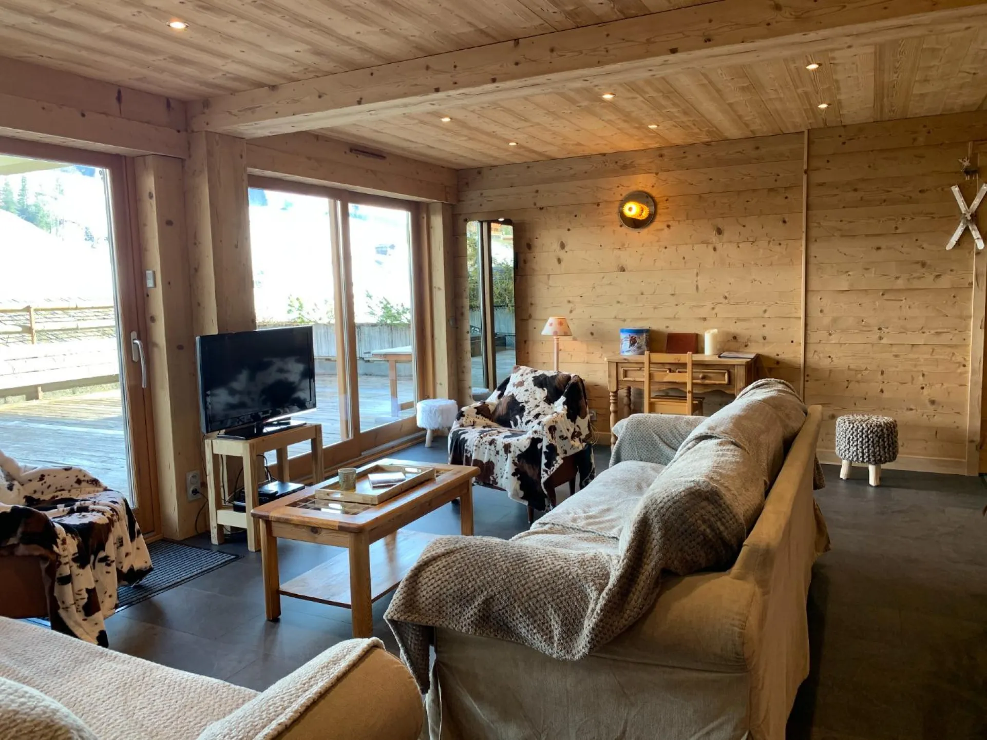 Salon avec vue sur la terrasse de 90 m2 et les pistes
