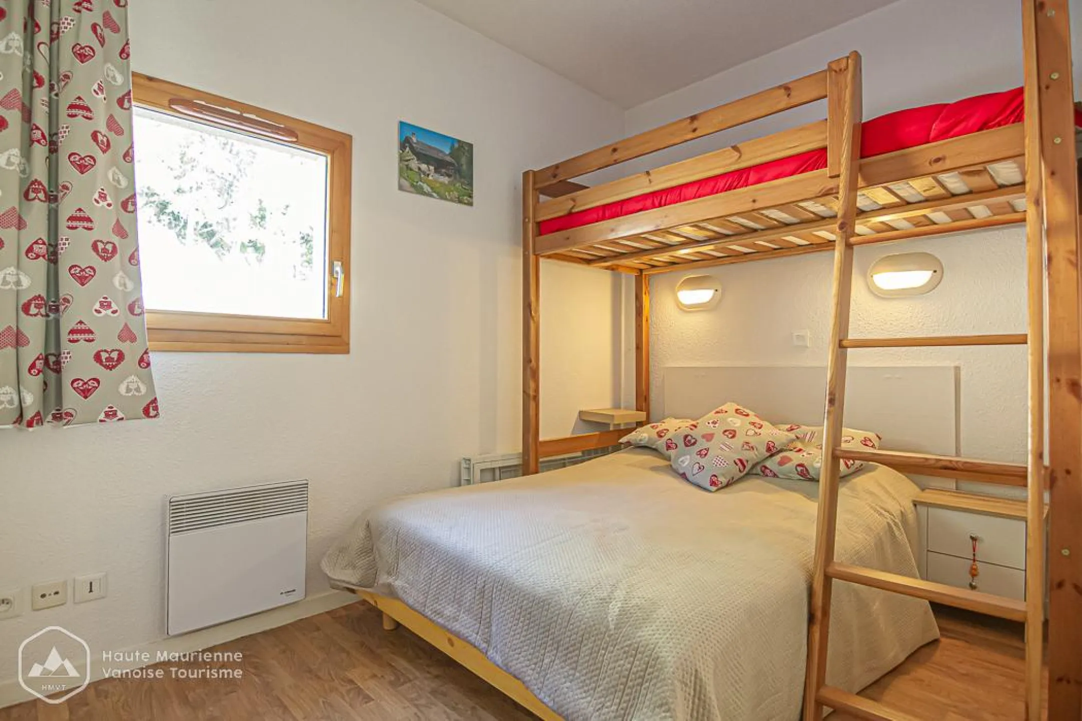 Chambre lit double et 1 lit superposé. Grande armoire de rangement.