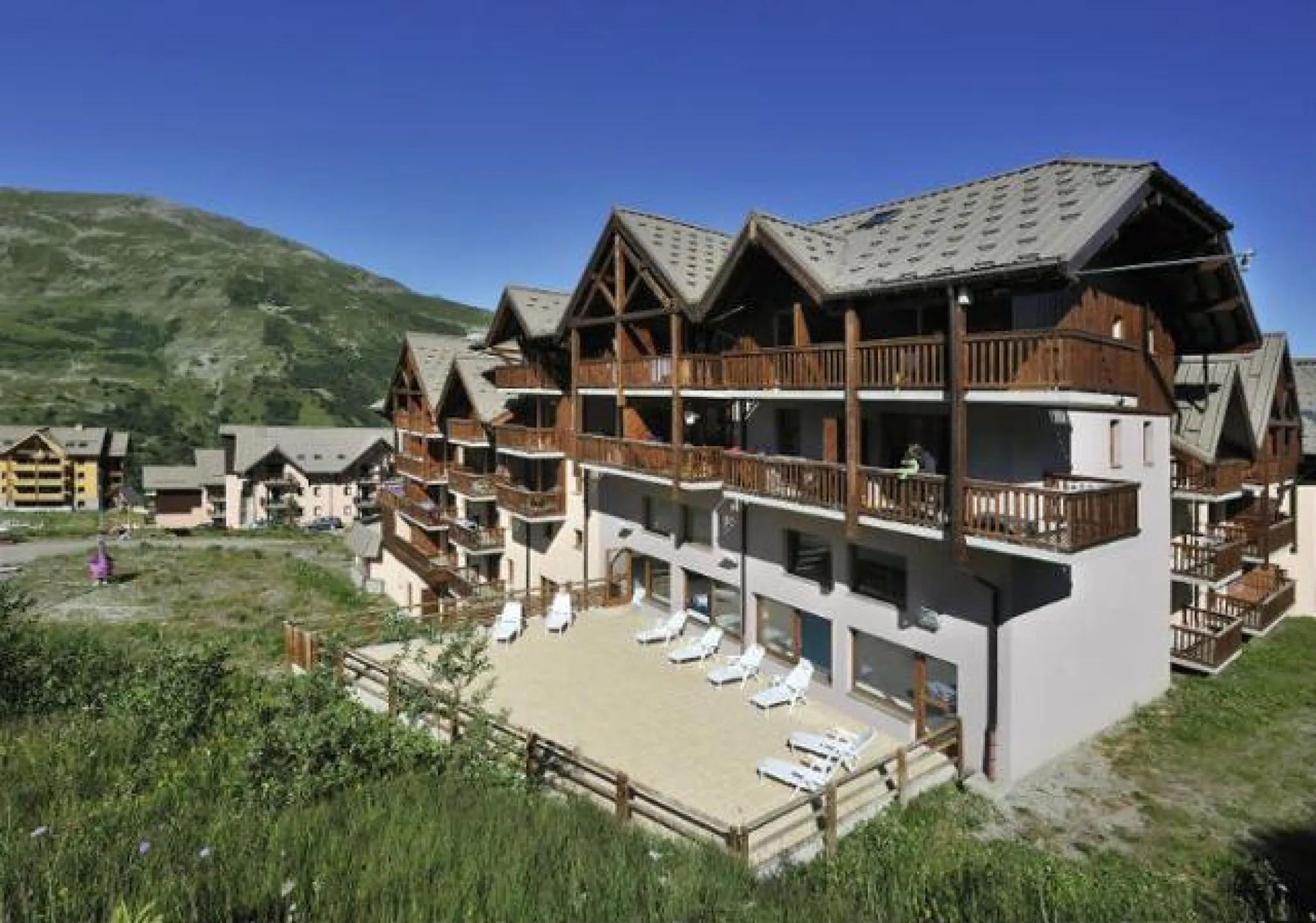 les hauts de valmeinier coté piscine