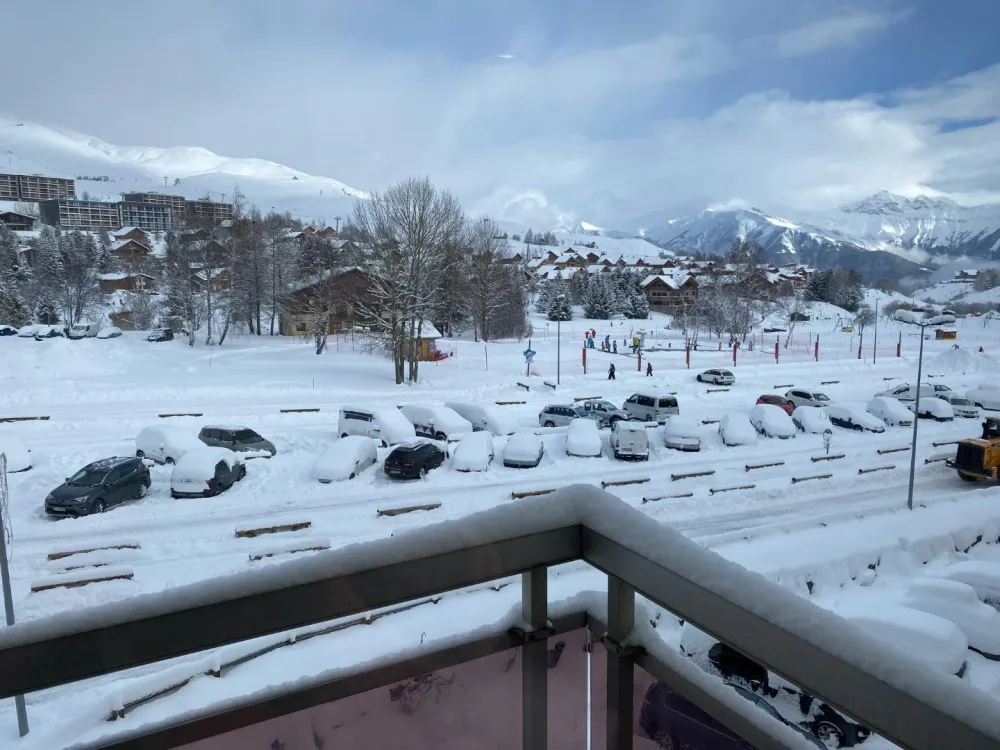 vue (terrasse à l'arrière du batiment étendard). Vue sur le jardin des neiges de l'ESI